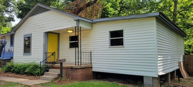 Building Photo - Beautiful remodeled 4 bedroom/1 bath