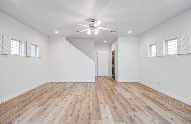 Building Photo - 624 E 39th St