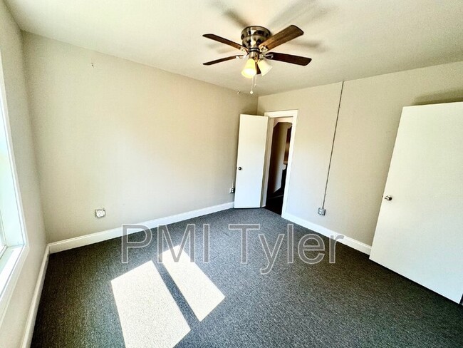 Building Photo - 1816 W Oakwood St