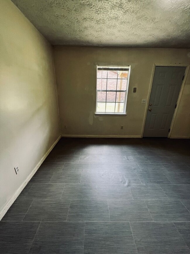 Building Photo - 929 Live Oak Dr