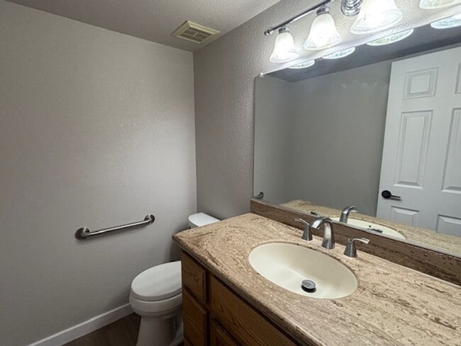 Building Photo - 1 Bedroom - 1.5 Bath Condo