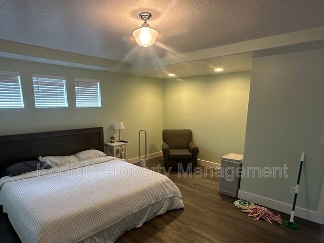 Building Photo - 912 Queensmill Ln