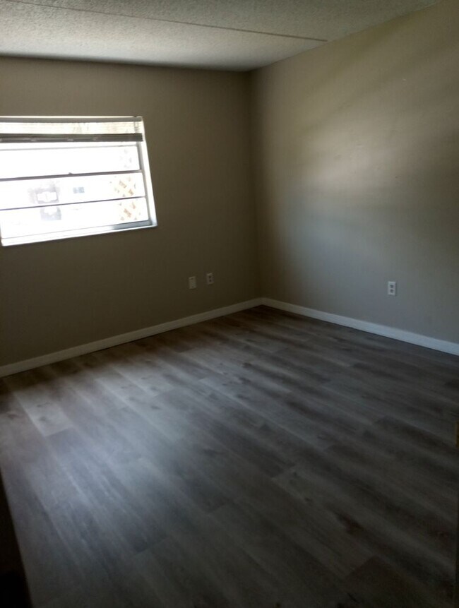 Building Photo - Gated Community First Floor 1/1.5 Apartmen...