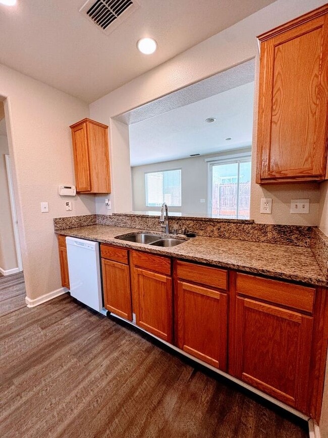 Building Photo - !!Get $500 OFF!! 3BR SFR w/ Tandem Garage & Fenced Yard near Boxwood St