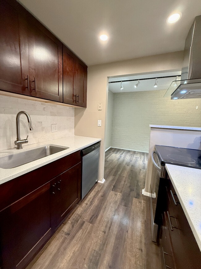 Building Photo - 3851 N Parkway Dr