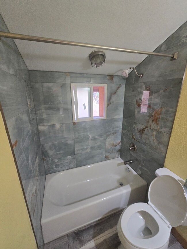Building Photo - 229 Crestwood Ct