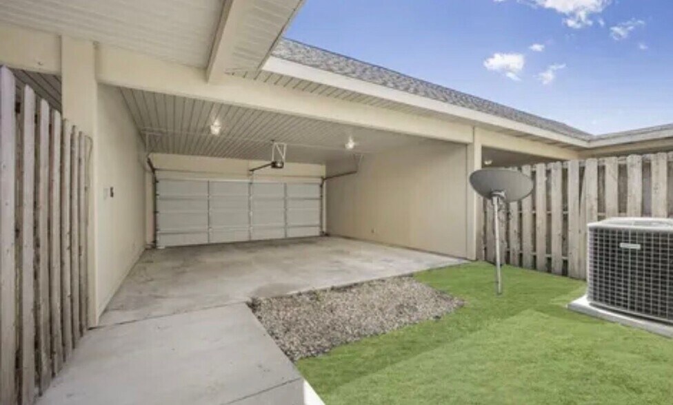 Building Photo - 10600 Lakes Blvd