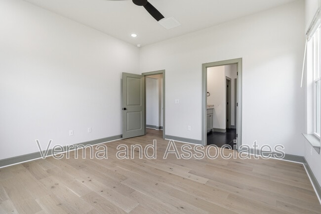 Building Photo - 980 Trestle Ln