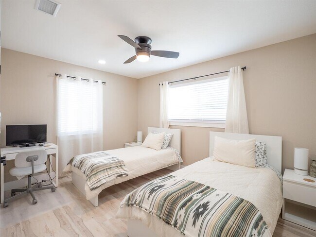 Building Photo - 8314 Bowling Green Dr