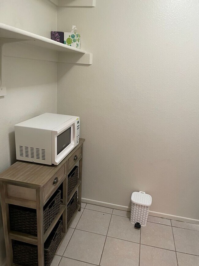 Building Photo - Furnished Condo