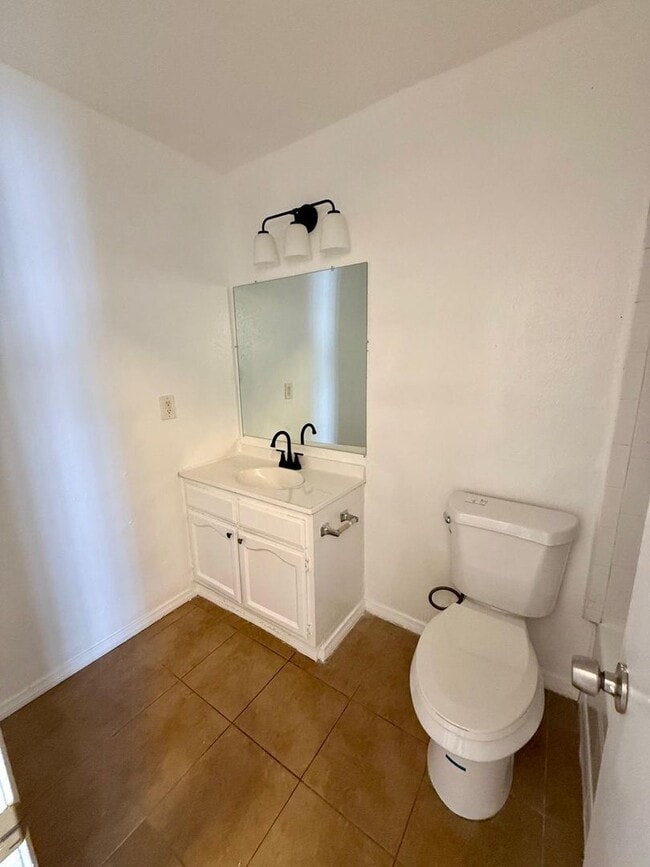 Building Photo - 16615 S Denver Ave