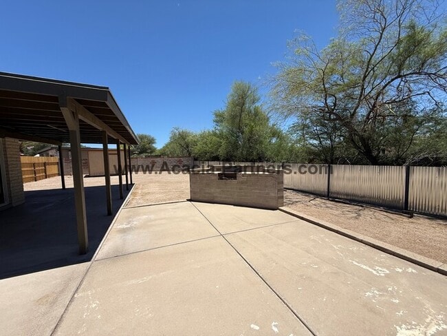 Building Photo - Three Bedroom Home