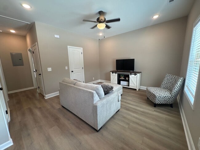 Building Photo - 513 Westend Cir