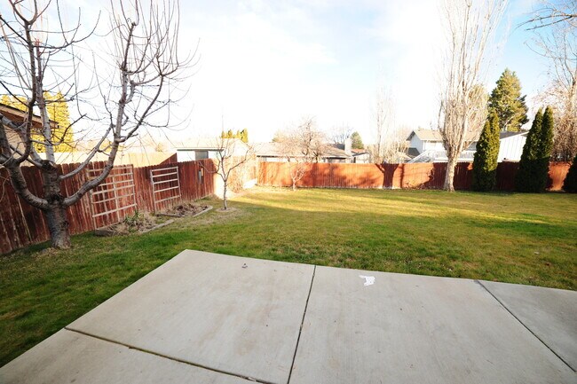 Building Photo - Sweet South Richland Home with Large Yard