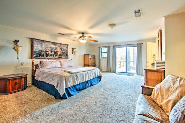 Building Photo - 928 Welch Ln