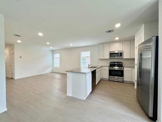 Building Photo - ?$500 OFF 1ST MONTH - Mustang School Distr...