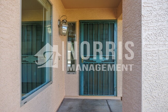 Building Photo - Great Home Located in Town with a Pool