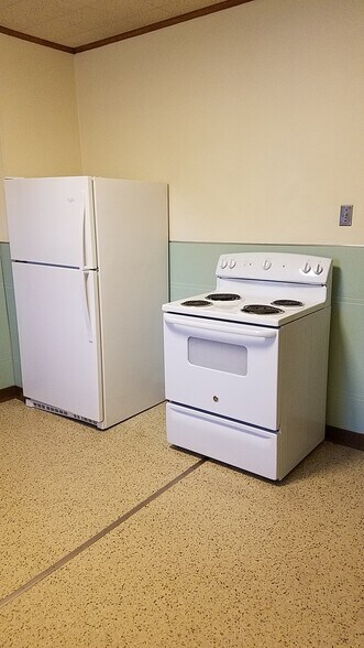 Kitchen Appliances - 1006 Center St