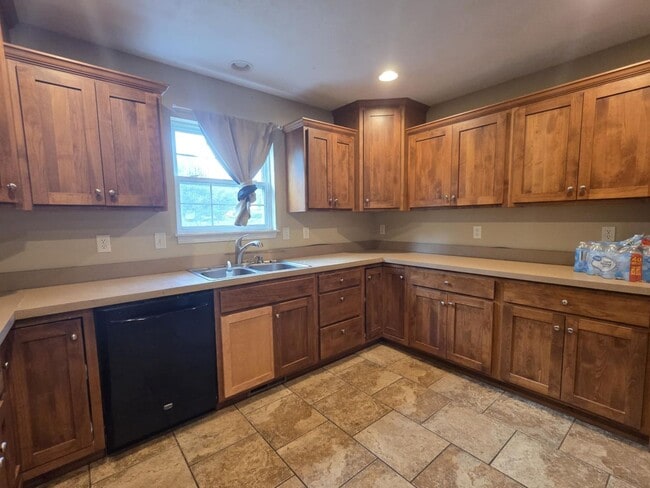 Building Photo - Large family corner lot home for rent!