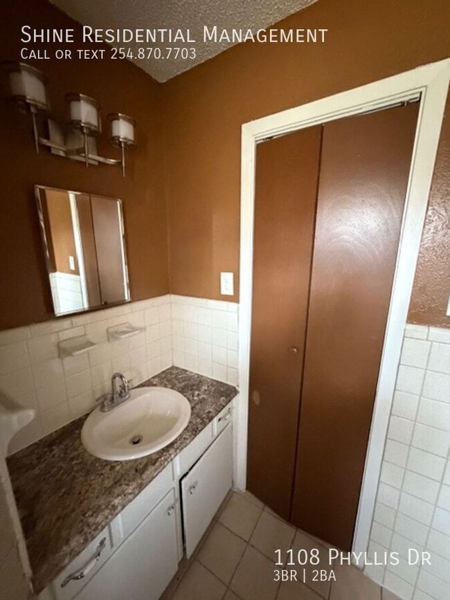 Building Photo - 1108 Phyllis Dr