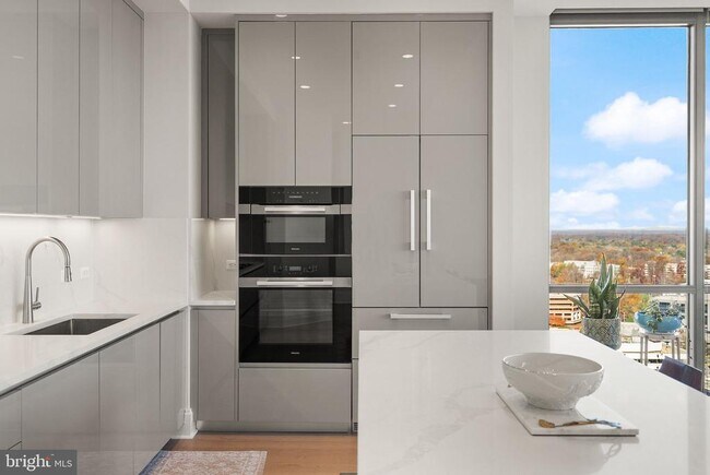 Building Photo - 7887 Jones Branch Dr