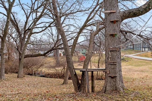 Building Photo - COMING SOON!! Charming 2-Bedroom Haven in Kansas City Northland!