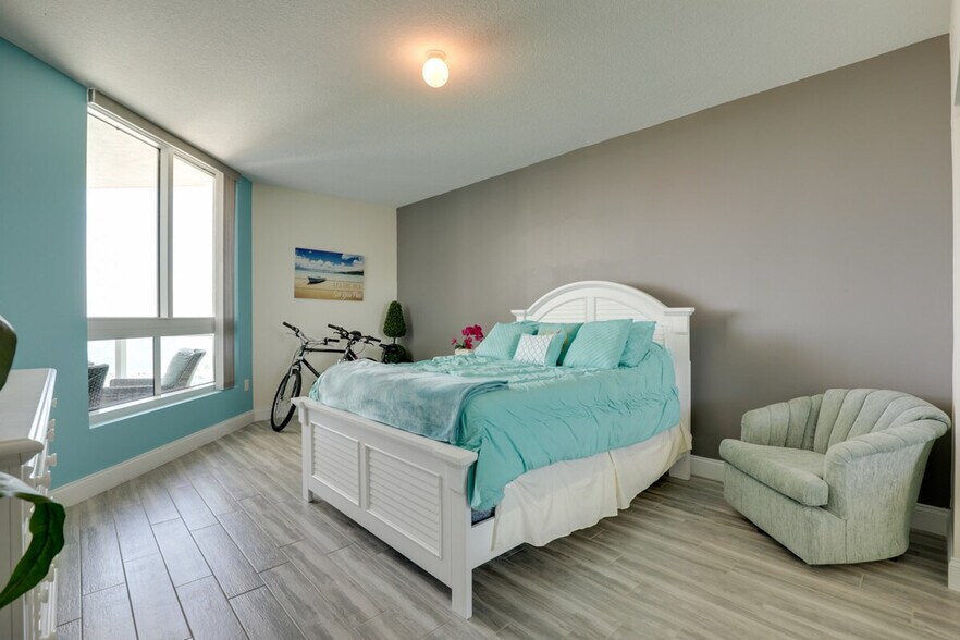 Building Photo - 241 Riverside Dr