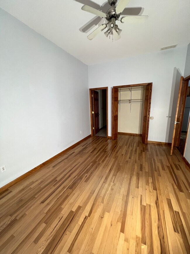 Building Photo - 2 bedrooms, 2 baths Downtown!