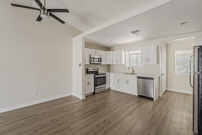 Building Photo - Fully Remodeled! 2 bed 2 bath Town-home in...