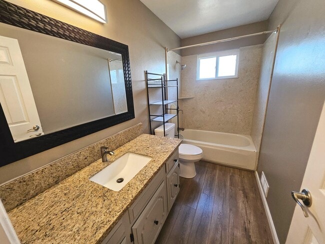 Building Photo - Beatifully updated 3 bedroom, 2 bath home ...