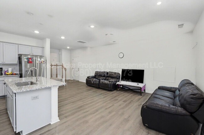 Building Photo - 760 Kitfox Dr NW