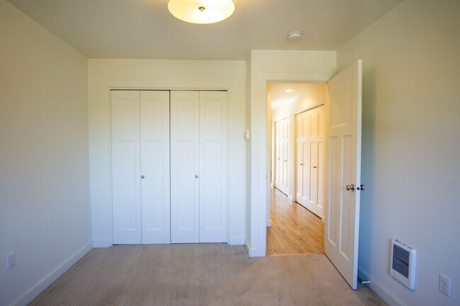 Building Photo - Stylish 2Bdr w/Stainless Appl, W&D, Private Balcony