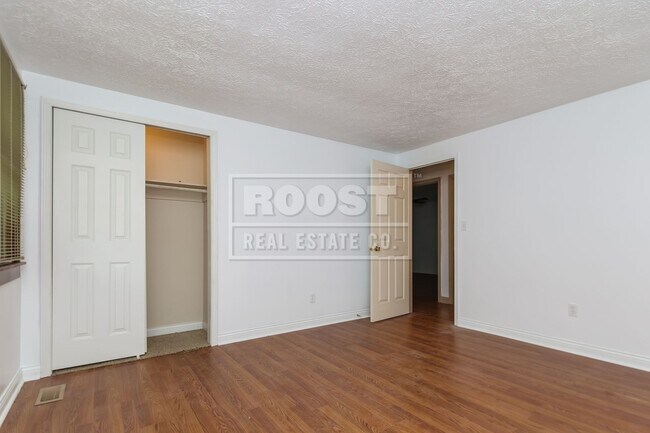 Building Photo - 4 Bed 2 and a Half Bath Single Family Home!