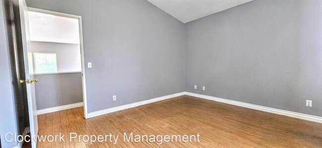 Building Photo - 3 br, 2 bath House - 305 Oakview Dr