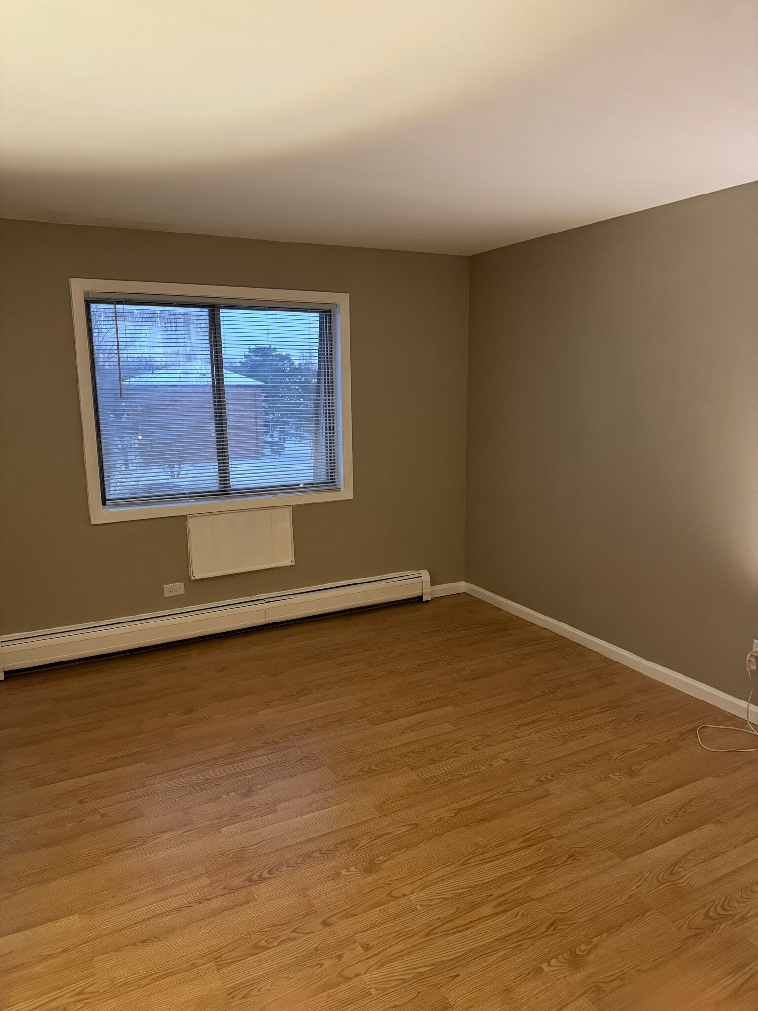 Building Photo - 252 Shorewood Dr