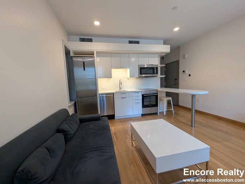 Primary Photo - 115 Mt Auburn St