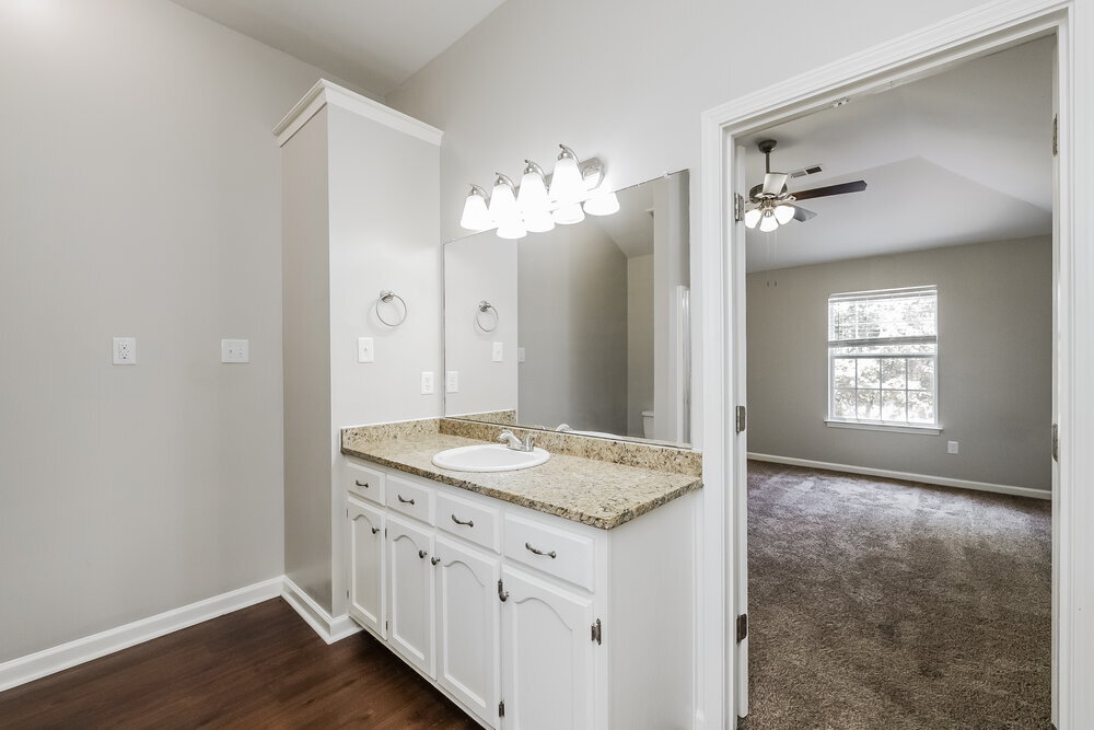 Building Photo - 906 Lakemont Dr