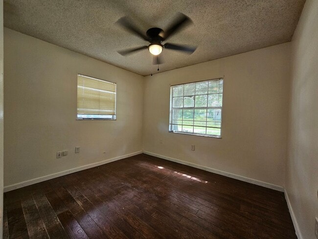 Building Photo - Cozy 3 Bedroom 2 bathroom Home in Prime Or...