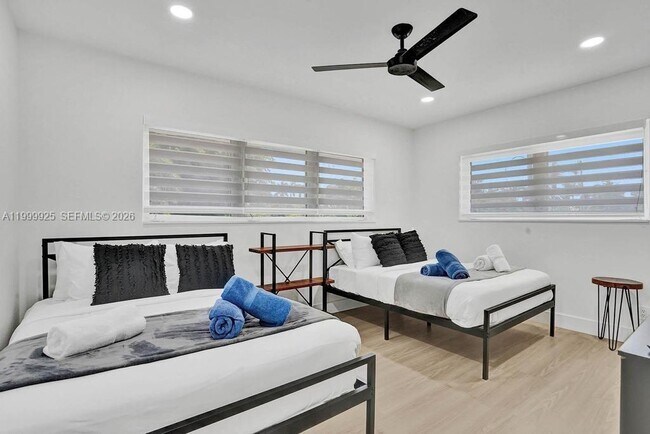 Building Photo - 911 N North Lake Dr