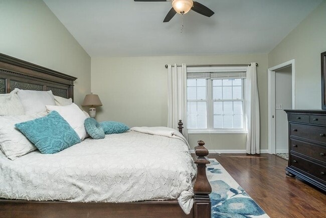 Building Photo - Spacious Luxury Townhome! Outstanding Location!