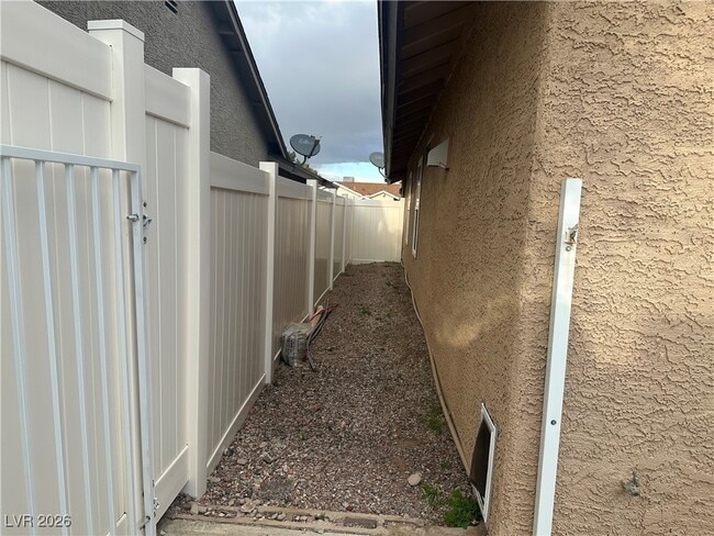 Building Photo - 820 Bergamont Dr