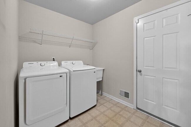 Building Photo - 392 Sedgewood Ln