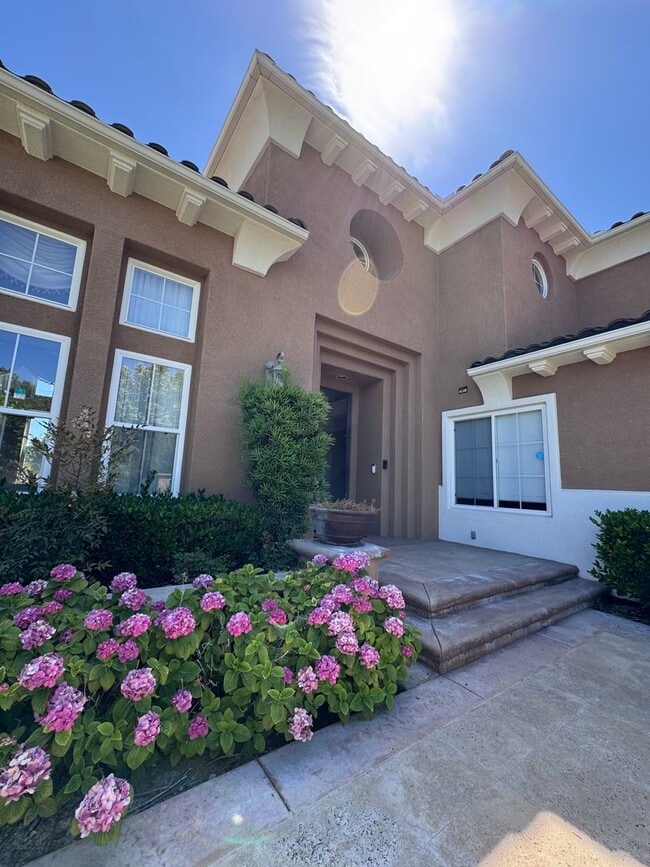 Building Photo - Stunning Home with Panoramic Views in Port...