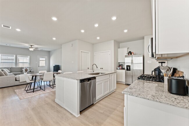 Building Photo - 16215 Globetrotter Ct