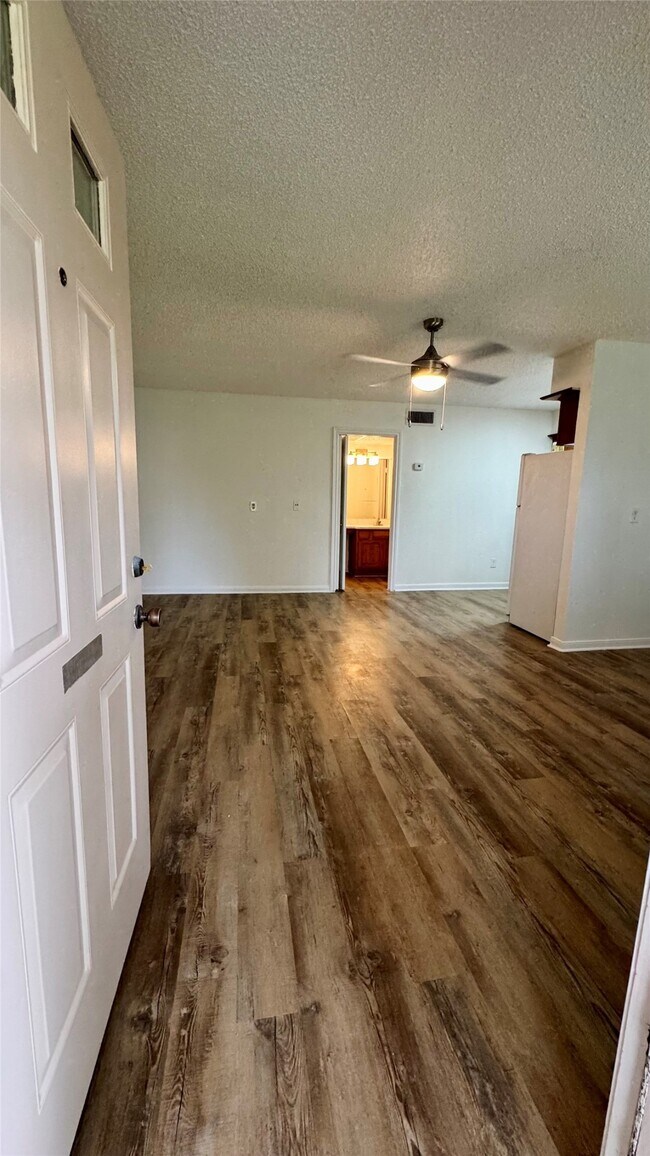 Building Photo - 1311 Antoine Dr