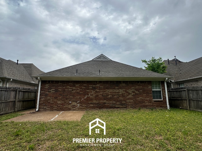 Building Photo - Modern Cordova Cove Living | 3BR/2BA with High Ceilings, Stone Fireplace & Garage