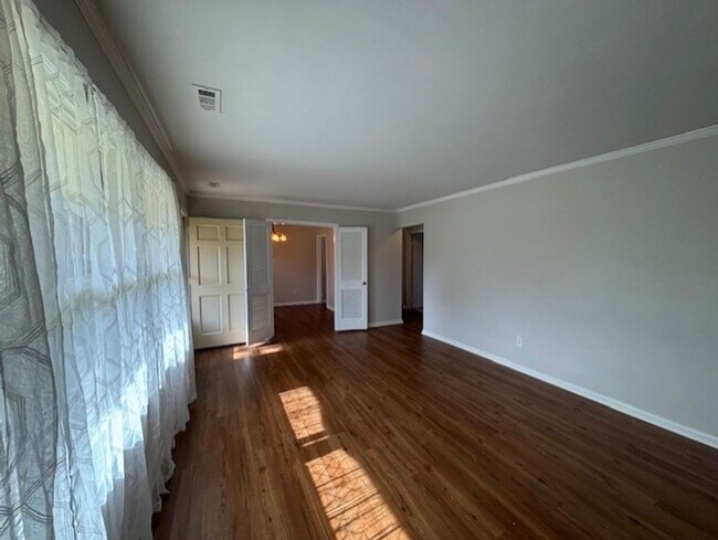 Building Photo - Windsor Oaks West