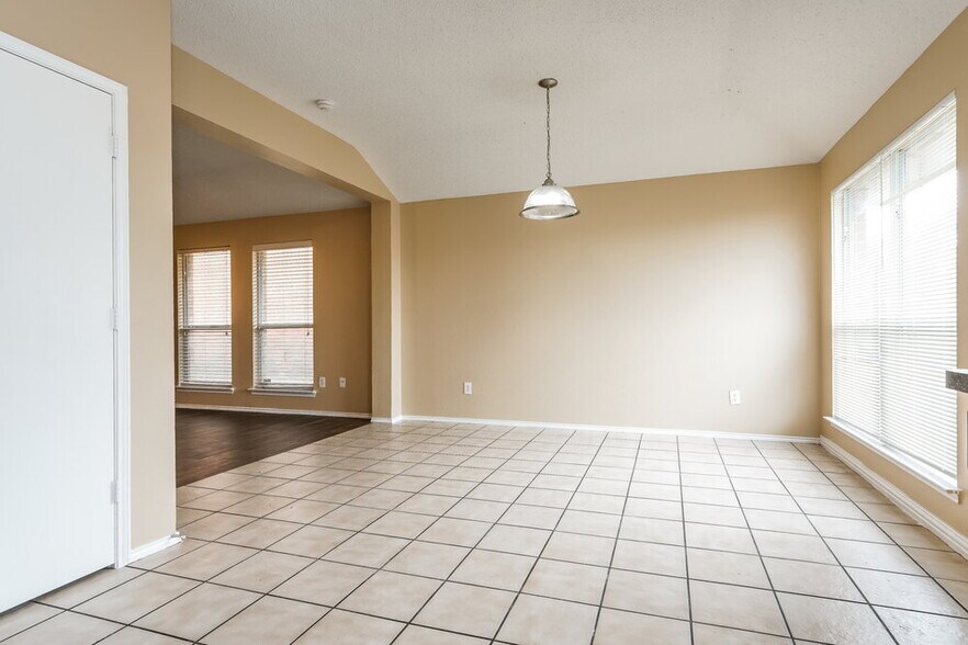 Building Photo - 705 Pine Hollow Dr