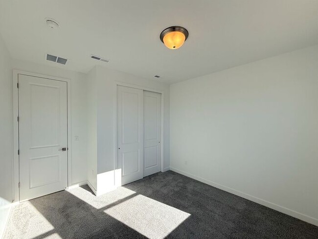 Building Photo - New 3 bed, 2.5 bath with 2 car garage home