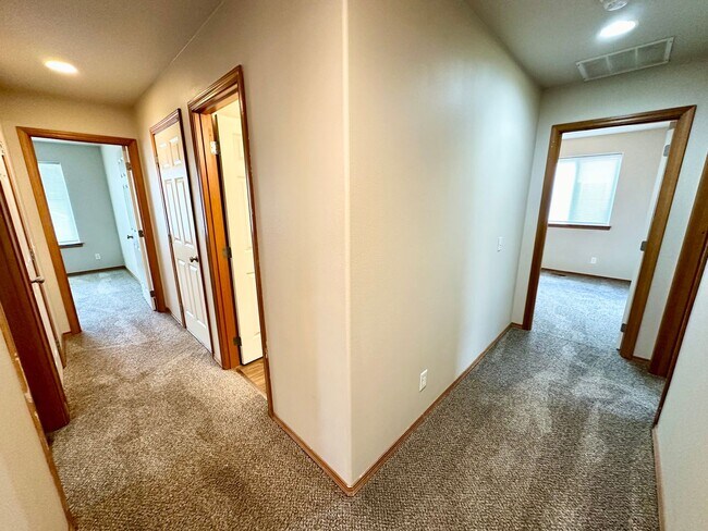 Building Photo - 4 Bed 2 Bath Home with Garage and Yard